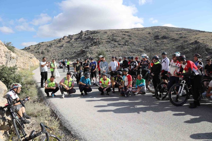 Kazada Hayatını Kaybeden Bisikletçi İçin Pedal Çevirdiler