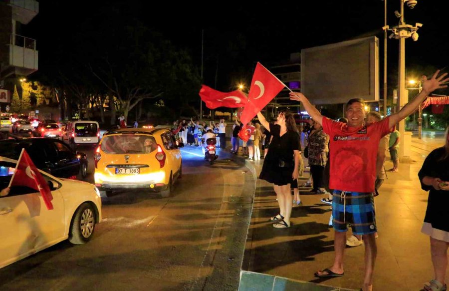 A Milli Takım’ın Avusturya Galibiyeti Antalya Sokaklarını Şenlik Alanına Döndürdü