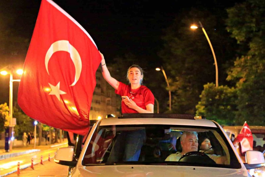 A Milli Takım’ın Avusturya Galibiyeti Antalya Sokaklarını Şenlik Alanına Döndürdü