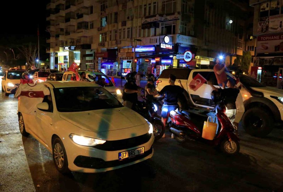 A Milli Takım’ın Avusturya Galibiyeti Antalya Sokaklarını Şenlik Alanına Döndürdü