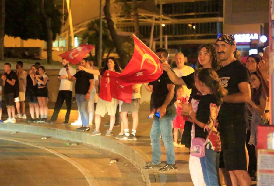 A Milli Takım’ın Avusturya Galibiyeti Antalya Sokaklarını Şenlik Alanına Döndürdü