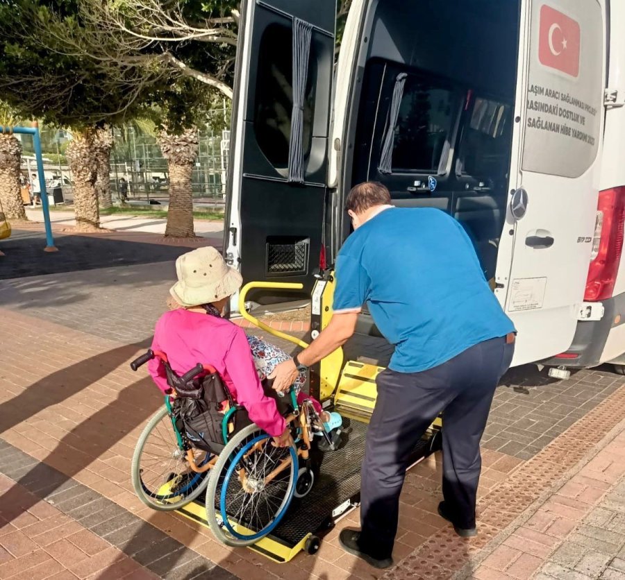 Alanya Belediyesi Engelsiz Halk Plajı Özel Misafirlerini Ağırlıyor