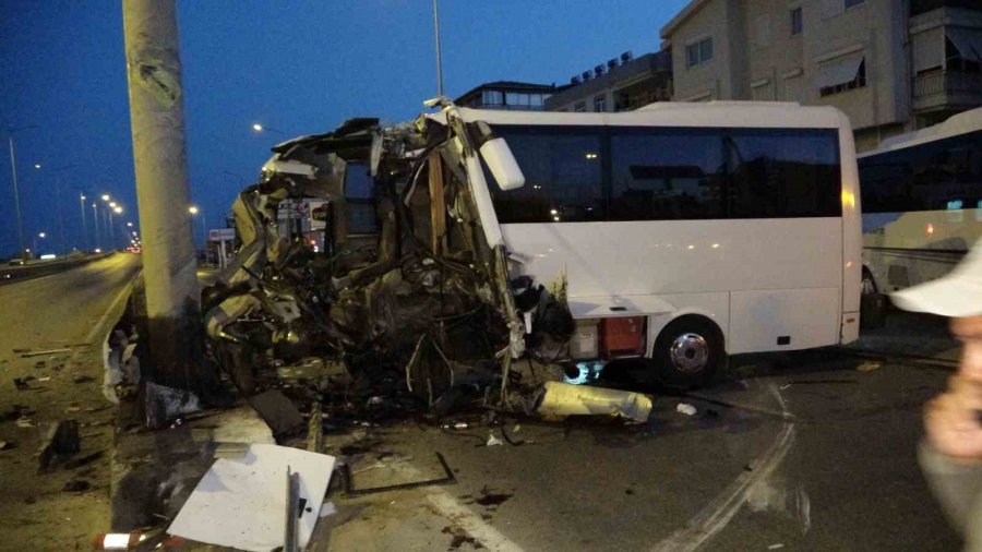 Turist Taşıyan Midibüs Kontrolden Çıkıp Bariyer Ve Beton Direğe Çarptı: 1 Ölü, 20 Yaralı