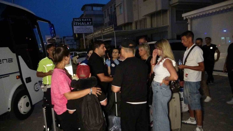 Turist Taşıyan Midibüs Kontrolden Çıkıp Bariyer Ve Beton Direğe Çarptı: 1 Ölü, 20 Yaralı