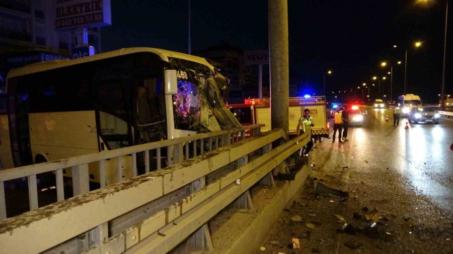 Turist Taşıyan Midibüs Kontrolden Çıkıp Bariyer Ve Beton Direğe Çarptı: 1 Ölü, 20 Yaralı