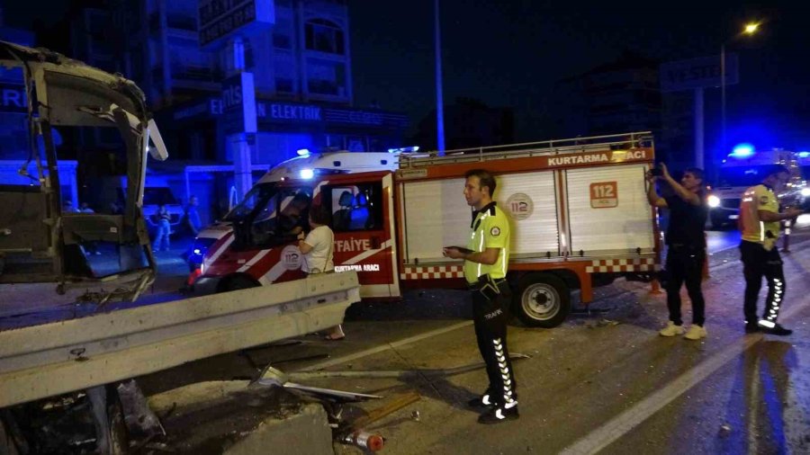 Turist Taşıyan Midibüs Kontrolden Çıkıp Bariyer Ve Beton Direğe Çarptı: 1 Ölü, 20 Yaralı