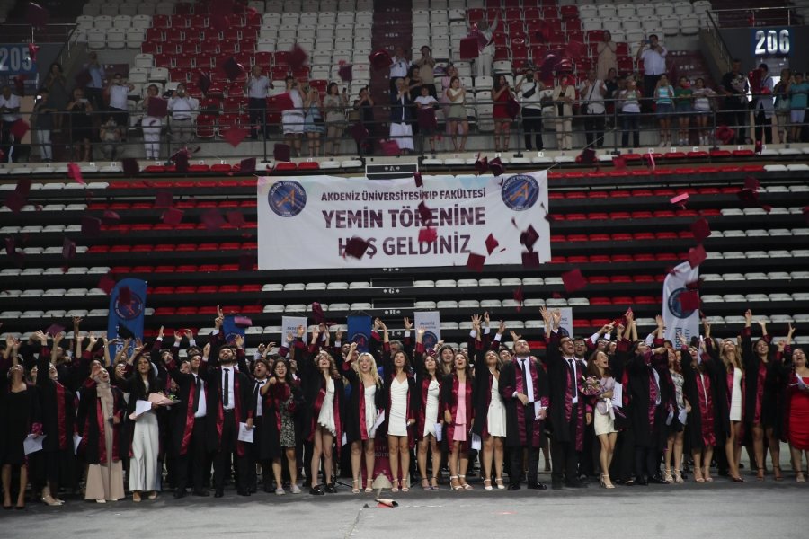 Akdeniz Üniversitesi’nde 293 Genç Hekim Yemin Etti