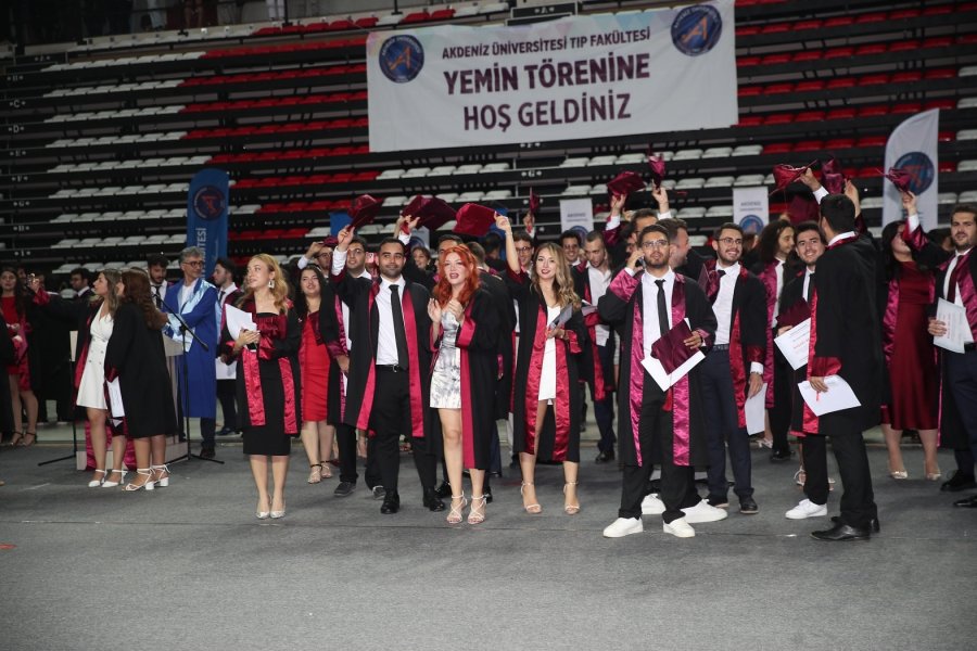 Akdeniz Üniversitesi’nde 293 Genç Hekim Yemin Etti