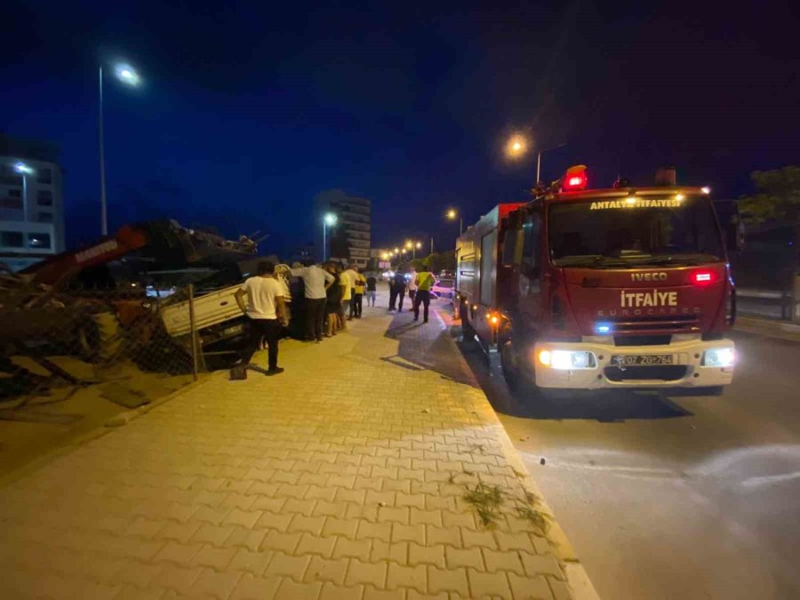 Yoldan Çıkan Kamyonet Park Halindeki İş Makinesine Çarptı