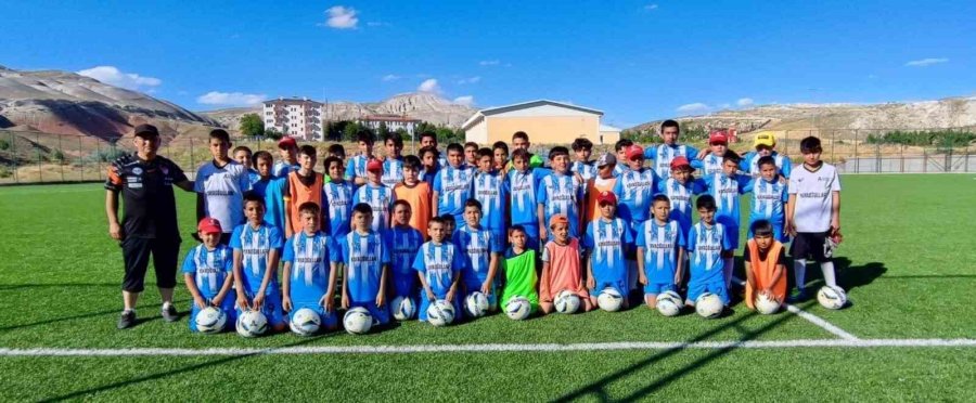 Akkışla’da Yaz Futbol Kursuna Büyük İlgi