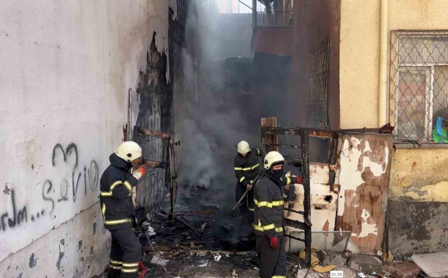 Aksaray’da İki Bina Arasındaki Alevler Korkuttu