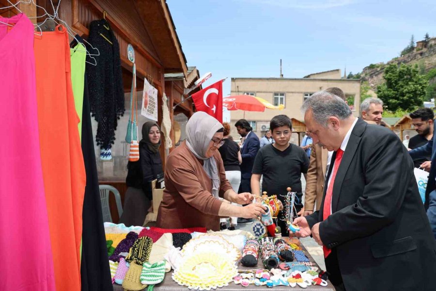 ‘maharetli Eller’ Yeni Yerinde Aynı Gününde