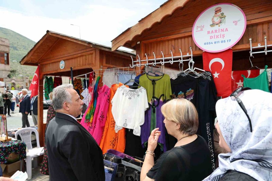 ‘maharetli Eller’ Yeni Yerinde Aynı Gününde