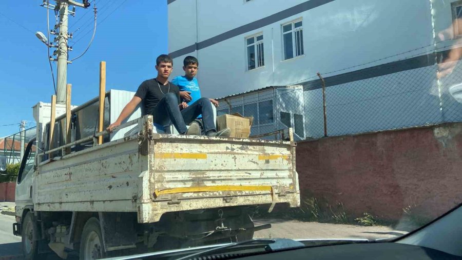 Kamyonet Kasasında 2 Çocuğun Tehlikeli Yolculuğu Kamerada