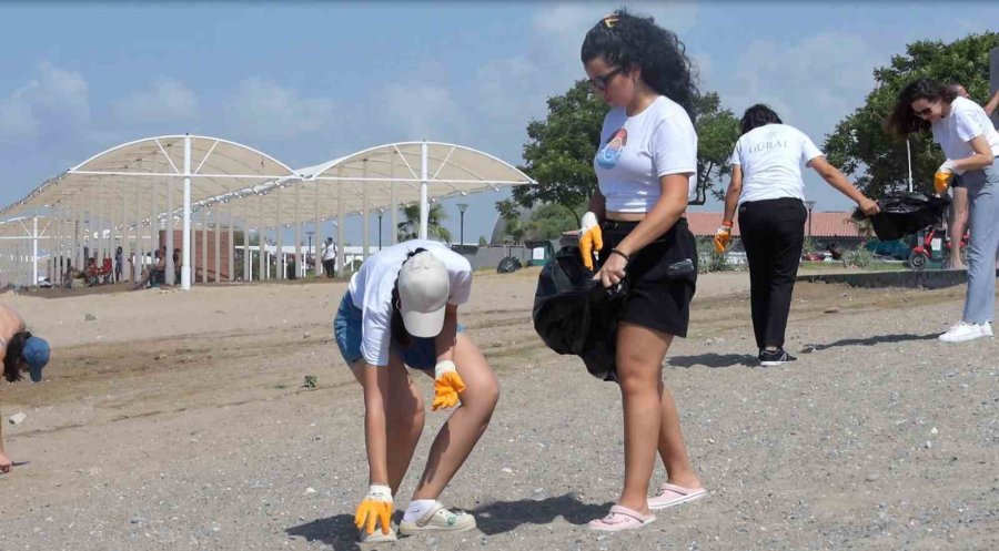 Sahilden Plastikleri Toplamaya Gittiler, Plastiklerin Arasından Sigara İzmariti Ayıklamak Zorunda Kaldılar