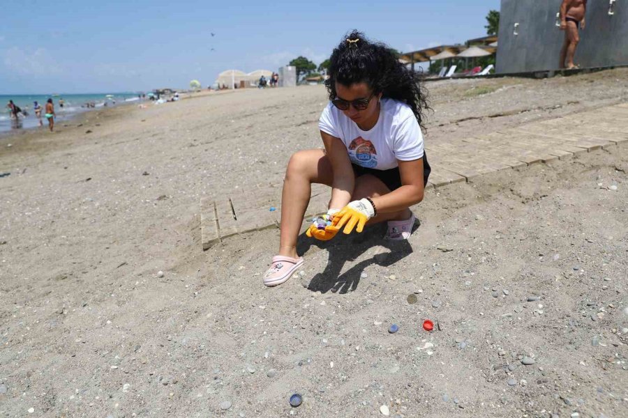 Sahilden Plastikleri Toplamaya Gittiler, Plastiklerin Arasından Sigara İzmariti Ayıklamak Zorunda Kaldılar