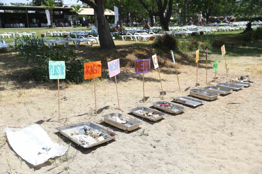 Sahilden Plastikleri Toplamaya Gittiler, Plastiklerin Arasından Sigara İzmariti Ayıklamak Zorunda Kaldılar