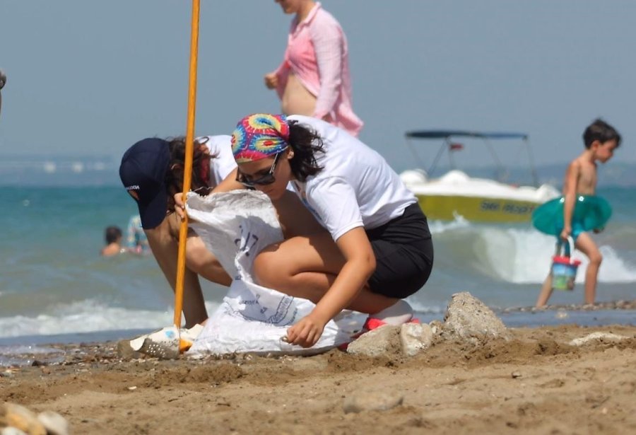 Sahilden Plastikleri Toplamaya Gittiler, Plastiklerin Arasından Sigara İzmariti Ayıklamak Zorunda Kaldılar