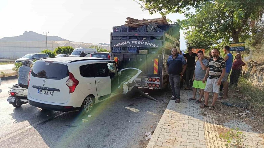 Portakal Yüklü Kamyona ‘ok’ Gibi Saplanan Araç Güçlükle Bulunduğu Yerden Çıkarıldı