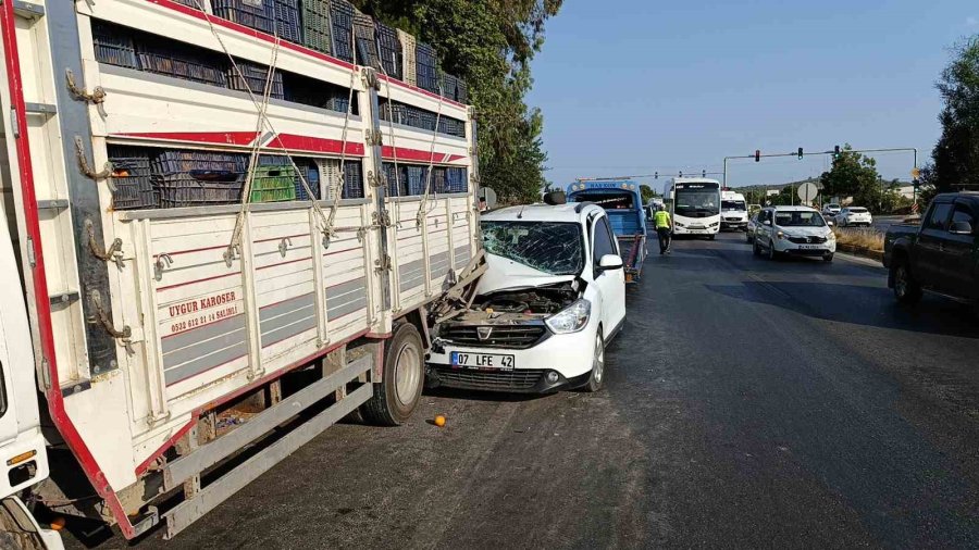 Portakal Yüklü Kamyona ‘ok’ Gibi Saplanan Araç Güçlükle Bulunduğu Yerden Çıkarıldı