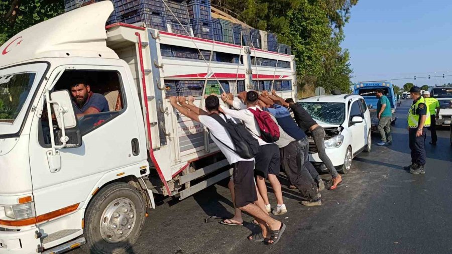 Portakal Yüklü Kamyona ‘ok’ Gibi Saplanan Araç Güçlükle Bulunduğu Yerden Çıkarıldı