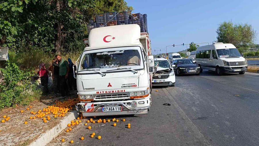 Portakal Yüklü Kamyona ‘ok’ Gibi Saplanan Araç Güçlükle Bulunduğu Yerden Çıkarıldı