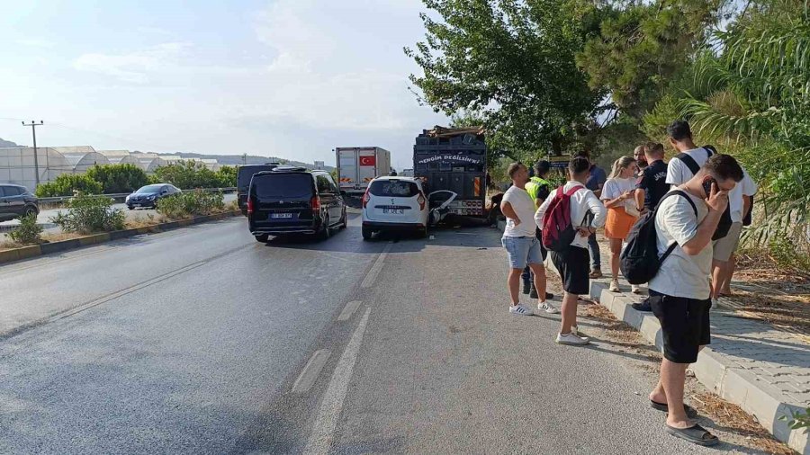 Portakal Yüklü Kamyona ‘ok’ Gibi Saplanan Araç Güçlükle Bulunduğu Yerden Çıkarıldı