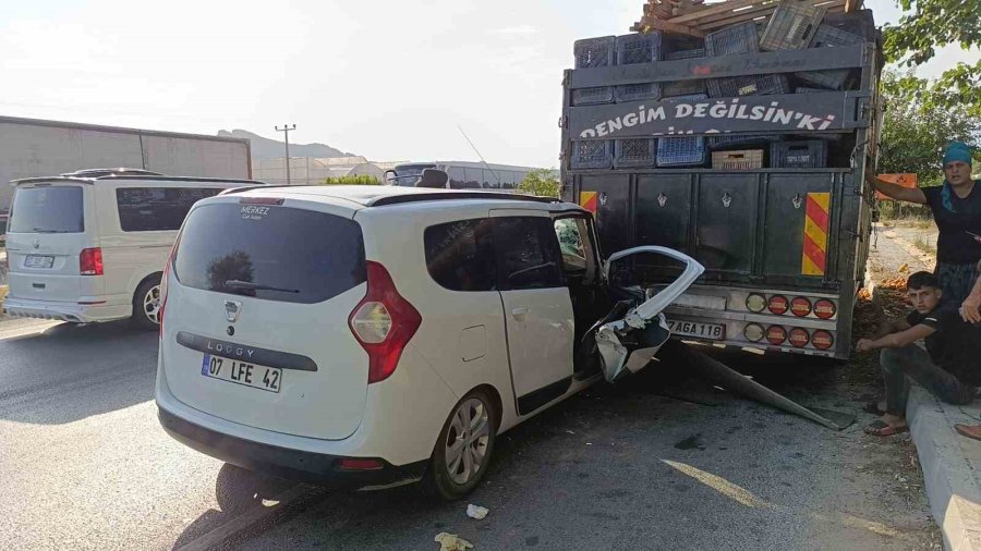 Portakal Yüklü Kamyona ‘ok’ Gibi Saplanan Araç Güçlükle Bulunduğu Yerden Çıkarıldı