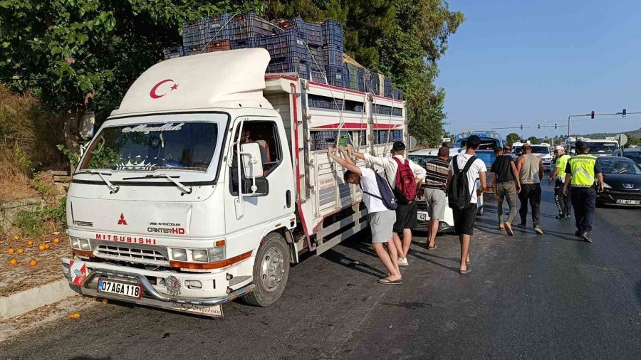 Portakal Yüklü Kamyona ‘ok’ Gibi Saplanan Araç Güçlükle Bulunduğu Yerden Çıkarıldı