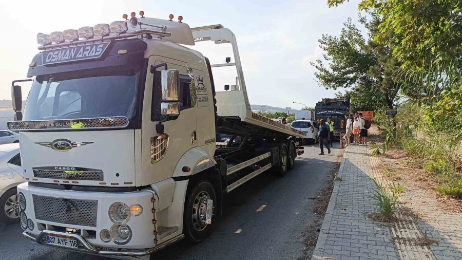 Portakal Yüklü Kamyona ‘ok’ Gibi Saplanan Araç Güçlükle Bulunduğu Yerden Çıkarıldı