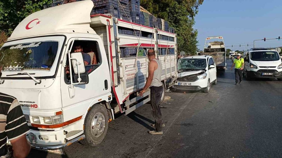 Portakal Yüklü Kamyona ‘ok’ Gibi Saplanan Araç Güçlükle Bulunduğu Yerden Çıkarıldı