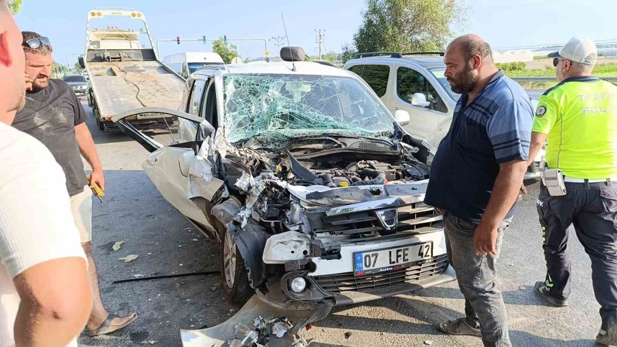 Portakal Yüklü Kamyona ‘ok’ Gibi Saplanan Araç Güçlükle Bulunduğu Yerden Çıkarıldı