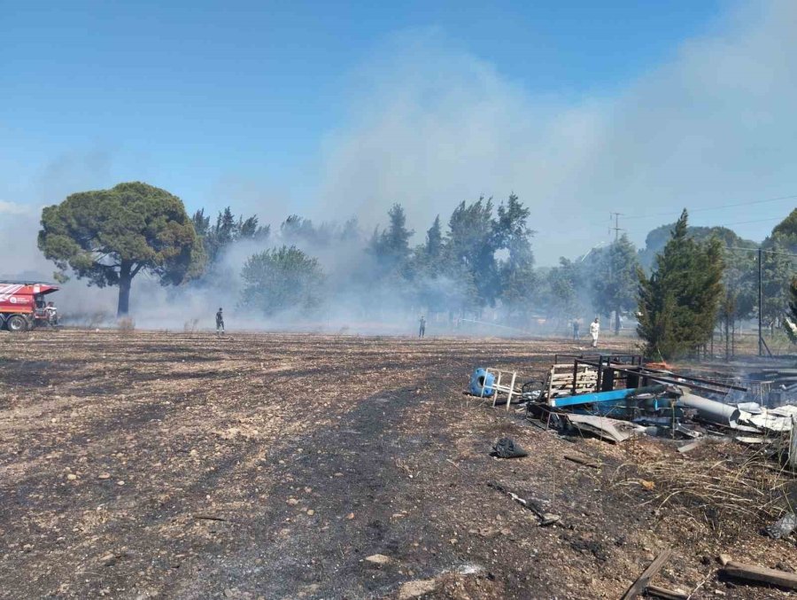 Antalya’da Boş Arazide Çıkan Yangın Ormanlık Alana Sıçradı