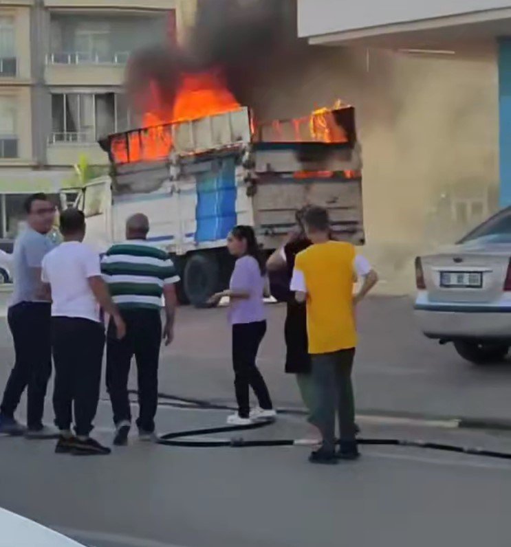 Alev Topuna Dönen Kamyonet Yangını Kamerada