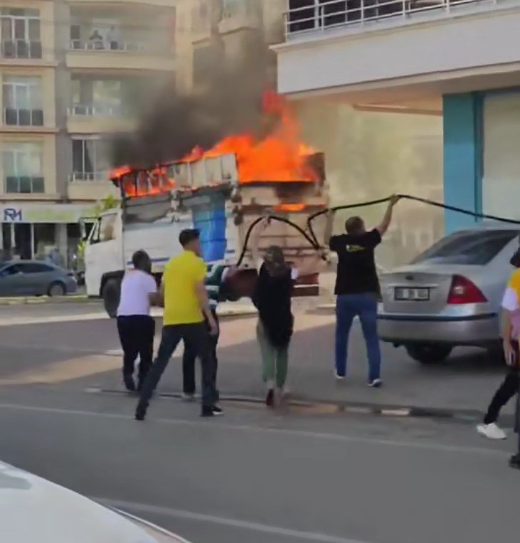 Alev Topuna Dönen Kamyonet Yangını Kamerada