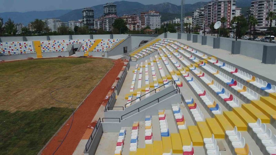 Kumluca Atatürk Stadyumu’nda Son Rötuşlar Yapılıyor