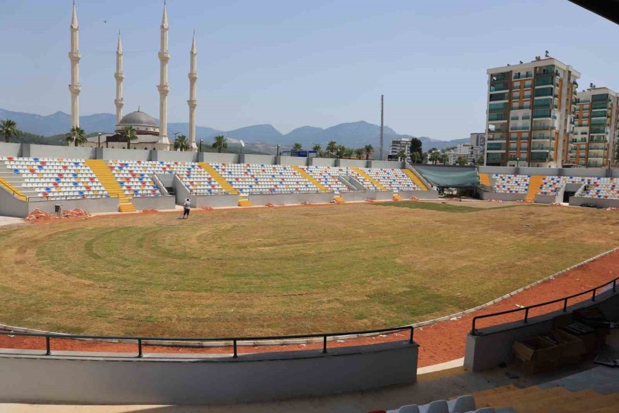 Kumluca Atatürk Stadyumu’nda Son Rötuşlar Yapılıyor