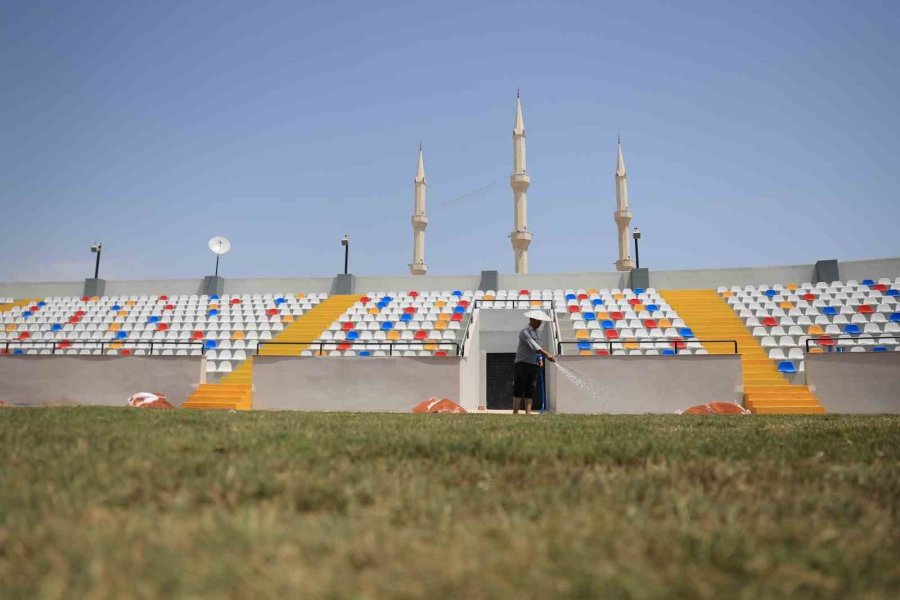 Kumluca Atatürk Stadyumu’nda Son Rötuşlar Yapılıyor