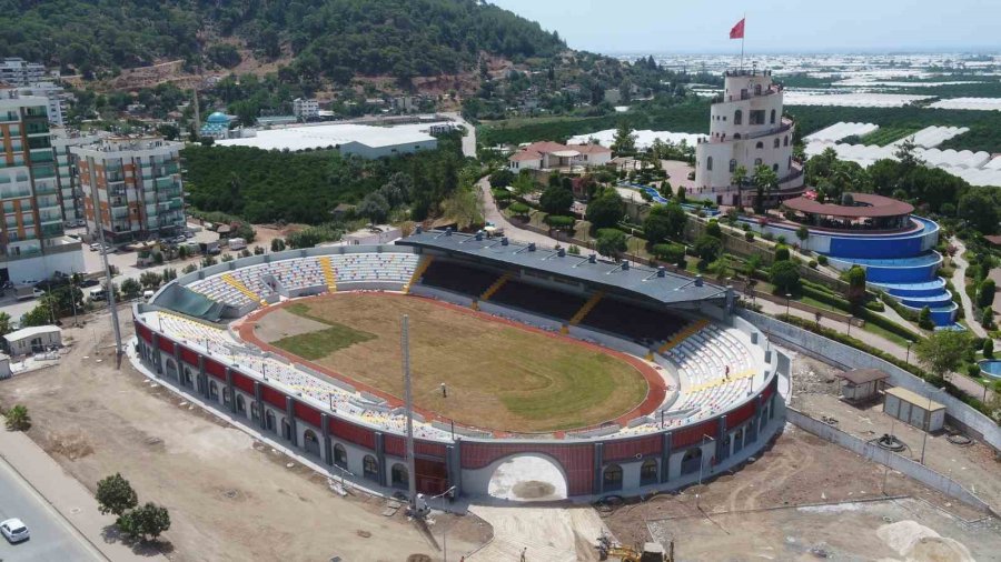 Kumluca Atatürk Stadyumu’nda Son Rötuşlar Yapılıyor