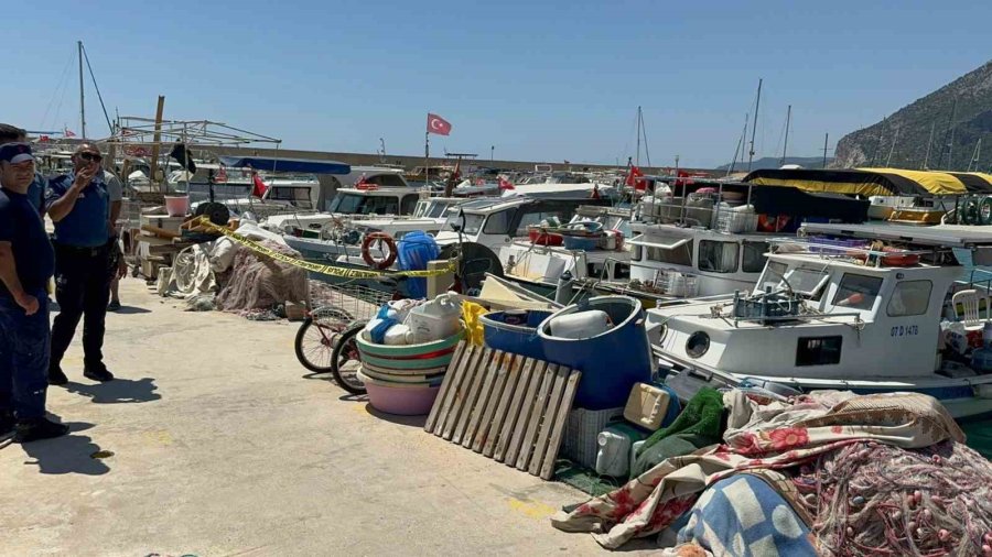 Antalya’da Teknesinde Yaşayan Adam Ölü Bulundu