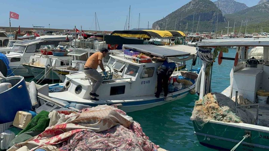 Antalya’da Teknesinde Yaşayan Adam Ölü Bulundu