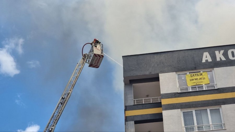 Çatı Katında Çıkan Yangın Korkuttu