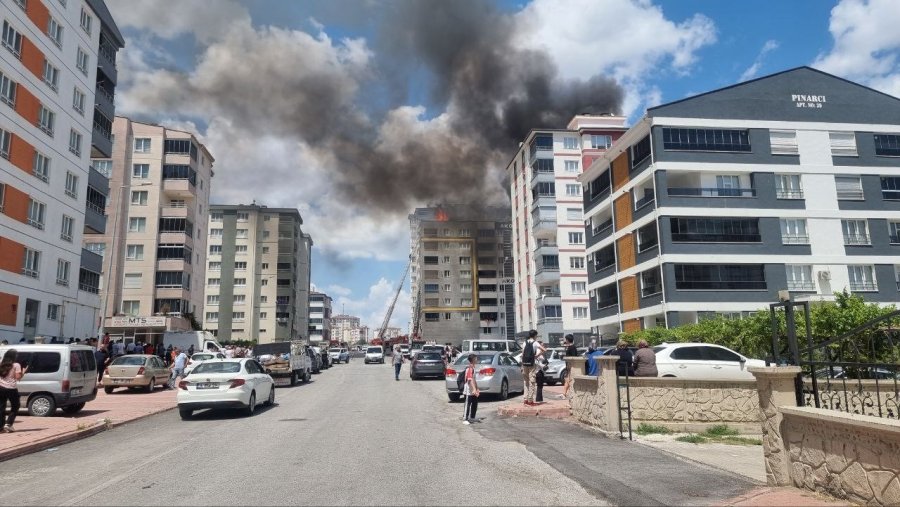 Çatı Katında Çıkan Yangın Korkuttu