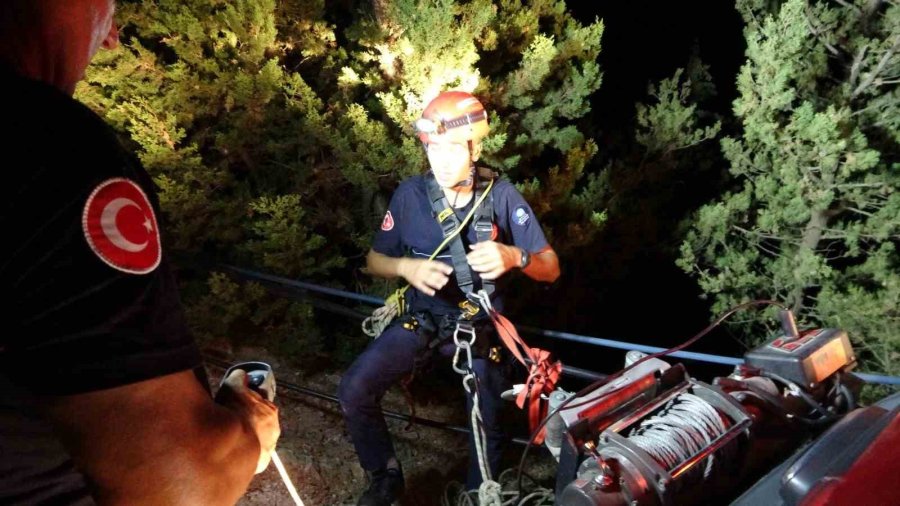 100 Metreden Aşağıya Uçtular: Karı-koca Hayatını Kaybetti