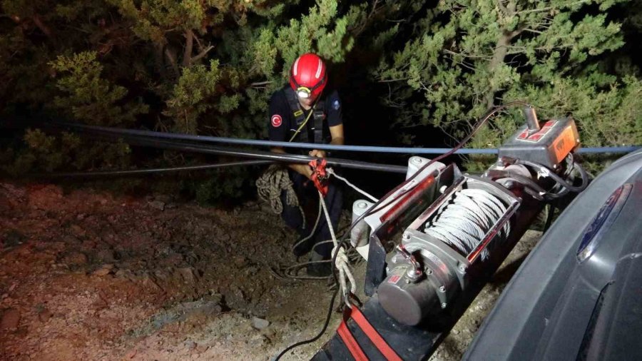 100 Metreden Aşağıya Uçtular: Karı-koca Hayatını Kaybetti