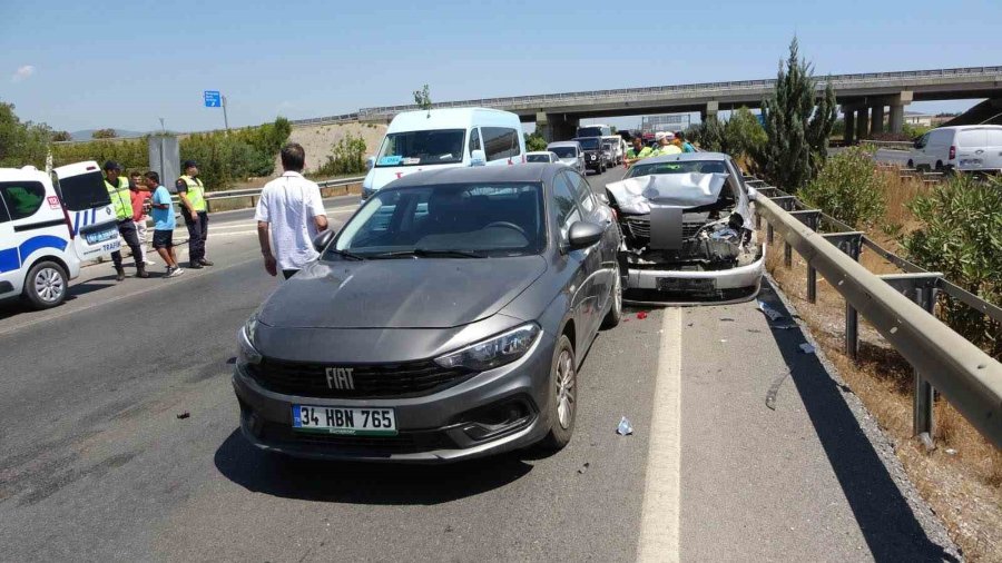 İki Otomobilin Çarpıştığı Kazada Şans Eseri Kimsenin Burnu Kanamadı