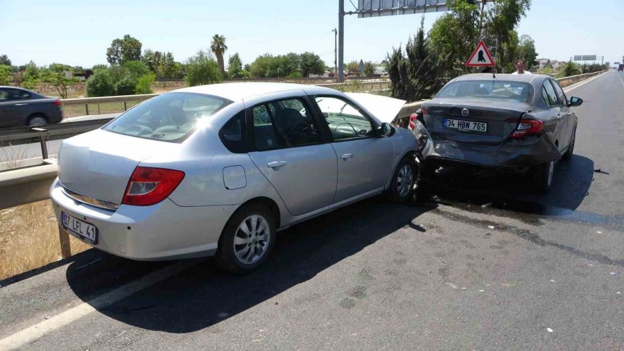 İki Otomobilin Çarpıştığı Kazada Şans Eseri Kimsenin Burnu Kanamadı