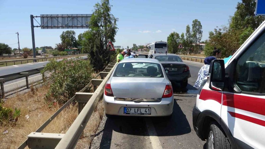 İki Otomobilin Çarpıştığı Kazada Şans Eseri Kimsenin Burnu Kanamadı