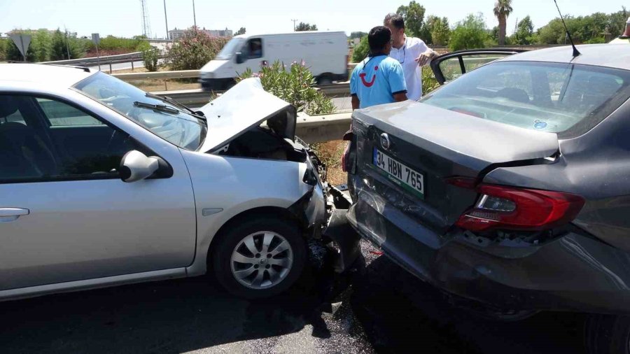 İki Otomobilin Çarpıştığı Kazada Şans Eseri Kimsenin Burnu Kanamadı