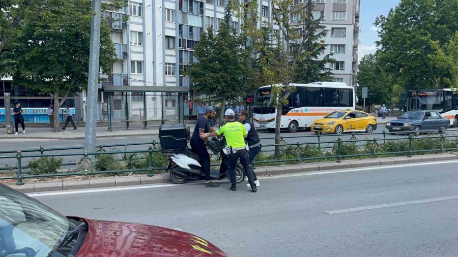 Trafik Denetimlerinde Kimi Polisin Üzerine Sürdü Kimi De Ceza İle Poz Verdi